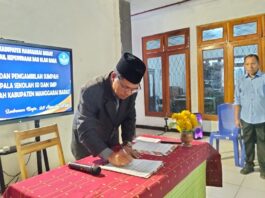 Kadis PKO Mabar Agustinus Gias saat menandatangani SK pelantikan Kepala Sekolah SD dan SMP Foto : Gonsalez