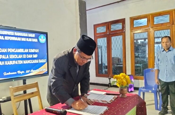 Kadis PKO Mabar Agustinus Gias saat menandatangani SK pelantikan Kepala Sekolah SD dan SMP Foto : Gonsalez