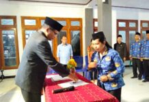 Kadis PKO Mabar Lantik 7 Kepala Sekolah SD dan SMP Kepala Dinas PKO Mabar Agustinus Gias menyaksikan penandatanganan SK pelantikan salah satu kepala silekolah yang di Lantik. Foto ; Gonsalez