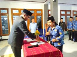 Kepala Dinas PKO Mabar Agustinus Gias menyaksikan penandatanganan SK pelantikan salah satu kepala silekolah yang di Lantik. Foto ; Gonsalez