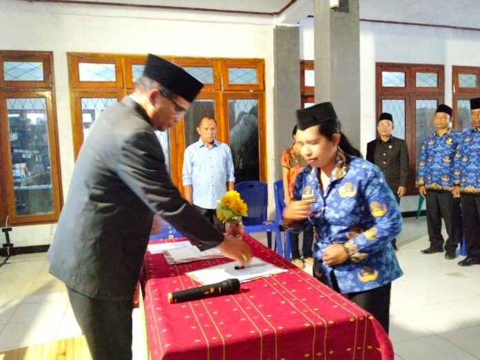 Kepala Dinas PKO Mabar Agustinus Gias menyaksikan penandatanganan SK pelantikan salah satu kepala silekolah yang di Lantik. Foto ; Gonsalez