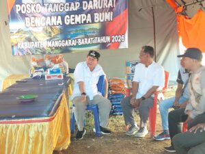 Wabub Yulianus (kiri ) Sedang menyampaikan terimakasih kepada perwakilan PT Autore Pearl Culture Bintoro Wibisono. Foto ; Gonsalez 
