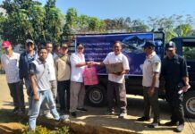 Wabup Yulianus Terima Bantuan Logistik PT Autore Pearl Culture untuk Korban Gempa Wabub Yulianus Weng saat menerima penyerahan Bantuan PT Autore Pearl Culture di Kantor BPBD Mabar. Foto : Gonsalez