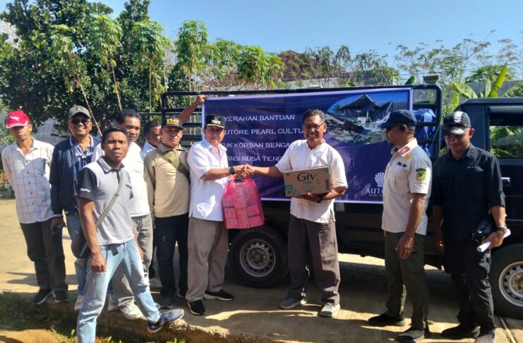 Wabub Yulianus Weng saat menerima penyerahan Bantuan PT Autore Pearl Culture di Kantor BPBD Mabar. Foto : Gonsalez