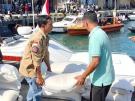 Sasar Korban Gempa di Wilayah Pesisir Utara, Pemkab Mabar Distribusi Bantuan Lewat Jalur Laut