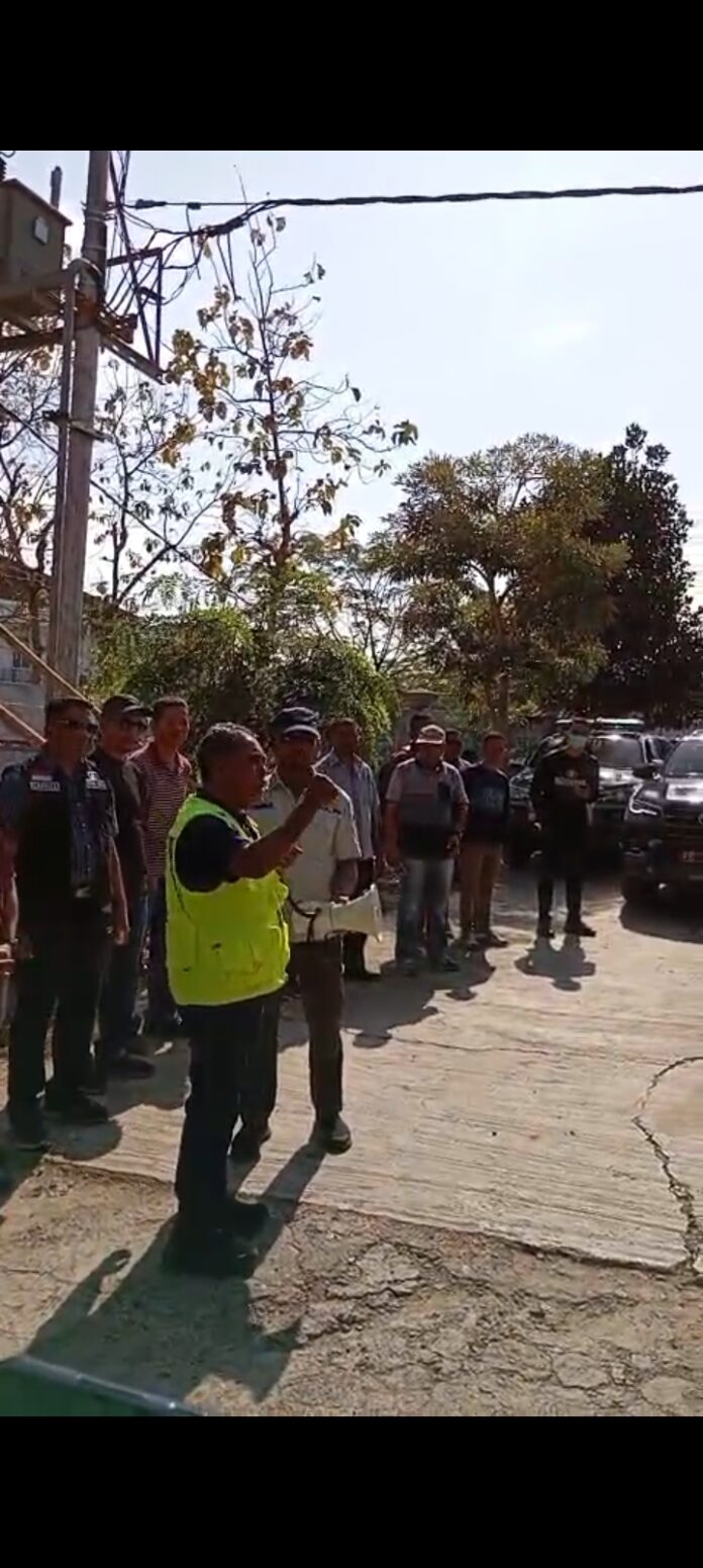 Bupati Manggarai Barat Edistasius Endi saat melepas kendaraan pengangkut Logistik Tahap 5 ke seluruh wilayah terdampak. Foto ; Gonsalez