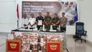 Kadis Perindag Adrianus Ojo berpose bersama sesaat setelah penandatanganan berita acara Pemusnahan Barang Milik Negara. Foto ; Rafika 
