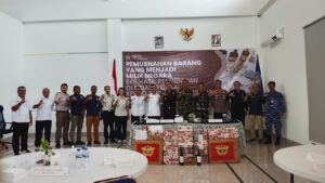 Kadis Perindag Adrianus Ojo berpose bersama satgas pemberantasan rokok ilegal sesaat setelah kegiatan usai foto ; Rafika