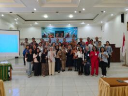 Perkuat Branding Ekraf Pemda Mabar fasilitas pendaftaran HKI ke DJKI Kadis Parekrafbud Mabar (tengah) bersama para narasumber dan peserta kegiatan fasilitasi hki foto ; Gonsalez