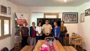 Ketua tim prof. Sasinggih Wijayana (tengah) berpose bersama Mama Bambu wela Rana