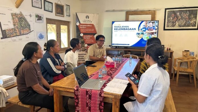 Nara Sumber Hendry Cahya Aprilianto (tengah) saat memberikan Materi kepada Mama Bambu Wela Rana